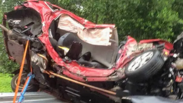 Estado en el que ha quedado el coche en el que perdían la vida dos hermanos en Valdebois. TVG