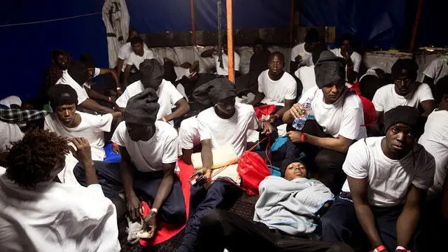 Inmigrantes en el Aquarius. ÓSCAR CORRAL (EFE)