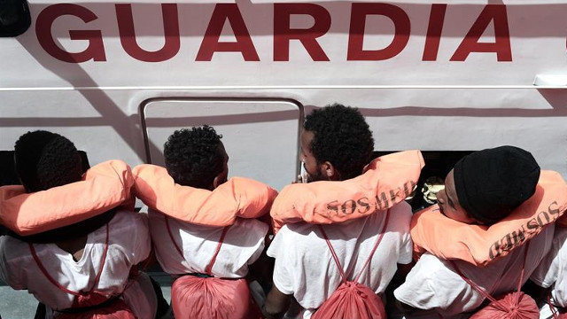 Fotografía cedida por la ONG SOS Mediterranee que muestra a algunos de los inmigrantes del barco Aquarius.