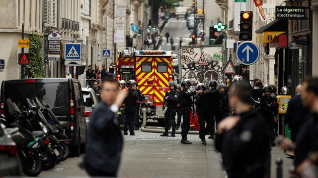 Varios miembros de las fuerzas policiales montaron guardia durante la toma de rehenes en el centro de París. YOAN VALAT (EFE)
