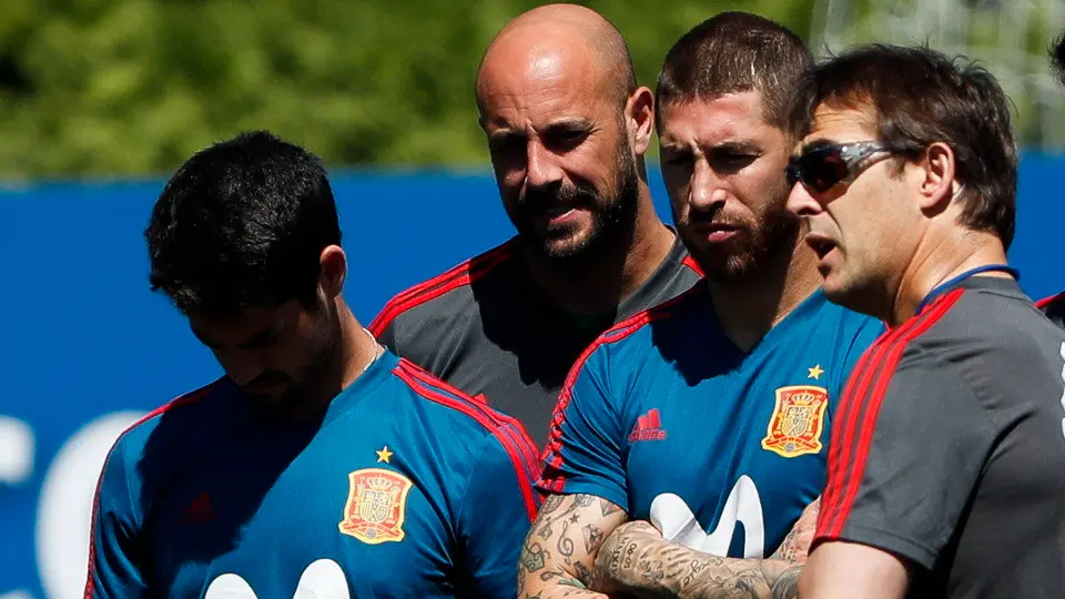Julen Lopetegui charla con Isco y Ramos (con Reina al fondo). JAVIER ETXEZARRETA (EFE)