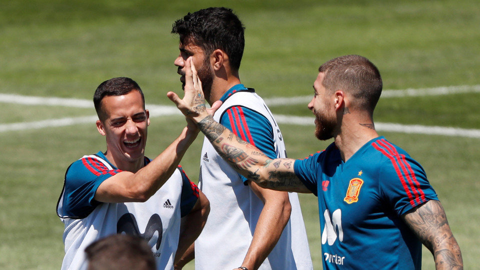 Sergio Ramos bromea con Lucas Vázquez en el campo de entrenamiento del Krasnodar. JAVIER ETXEZARRETA (EFE)