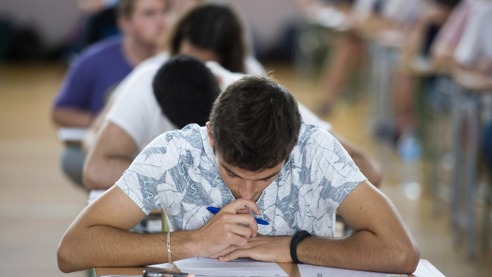 Estudiantes realizando un examen. DAVID ARQUIMBAU (EFE)