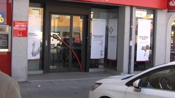 La sucursal de Bergondo que sufrió el asalto. TVG