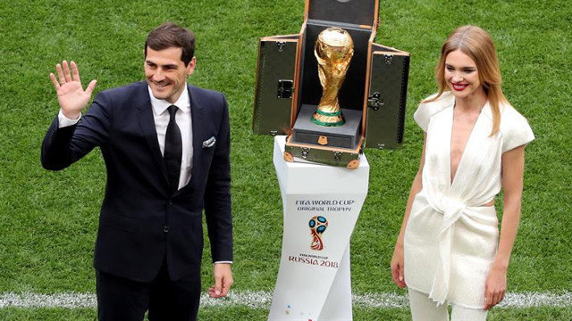 Casillas entrega la Copa del Mundo. EFE