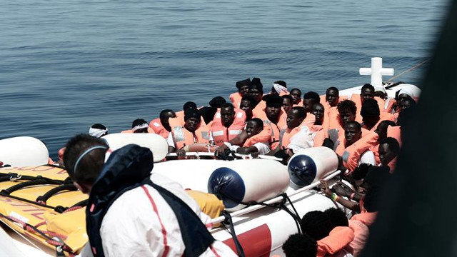 Varios de los 629 migrantes rescatados por el Aquarius. SOS MEDITERRANEE