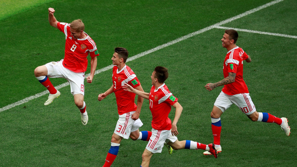 Los jugadores de Rusia celebran uno de los goles. JOS MÉNDEZ (Efe)