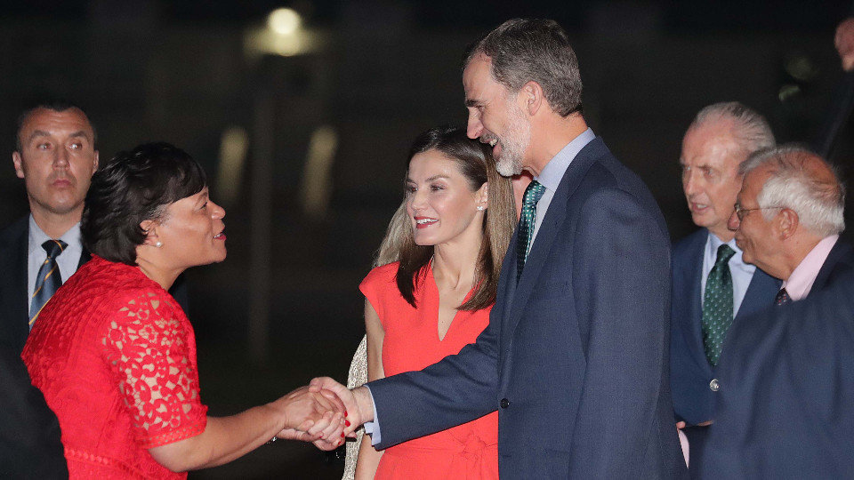 Los Reyes de España, Felipe y Letizia, son recibidos por la alcaldesa de Nueva Orleans, Latoya Cantrell. ZIPI (EFE)