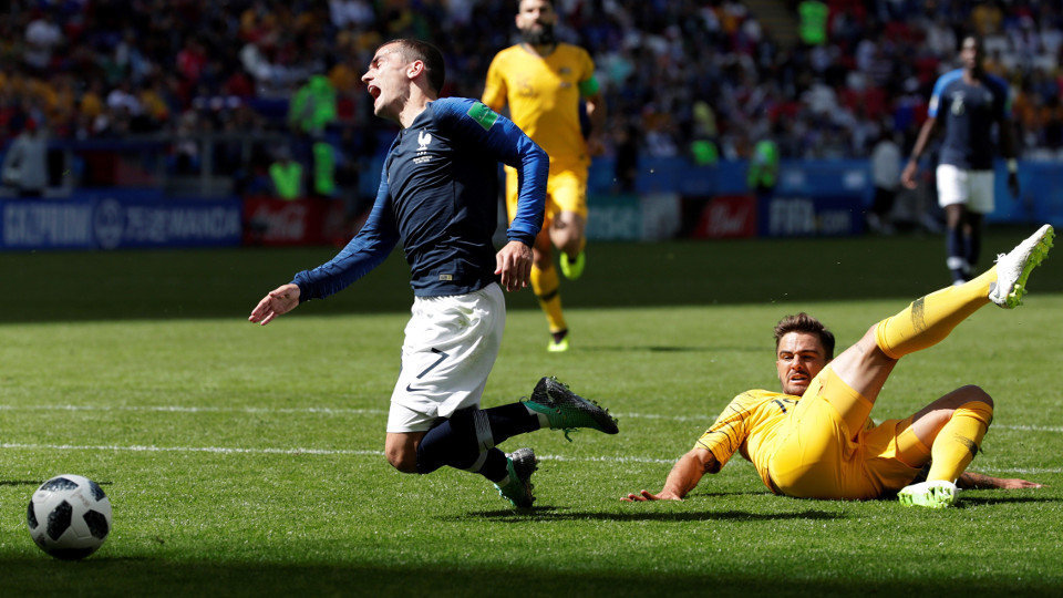 Joshua Risdon derriba a Antoine Griezmann en el penalti que dio origen al primer gol. JULIO MUÑOZ (EFE)