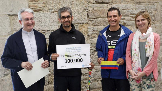 Daniel Lorenzo y Nava Castro, con el peregrino número 100.000 de este año, Jorge Enrrique Forero. XOÁN REY (EFE)