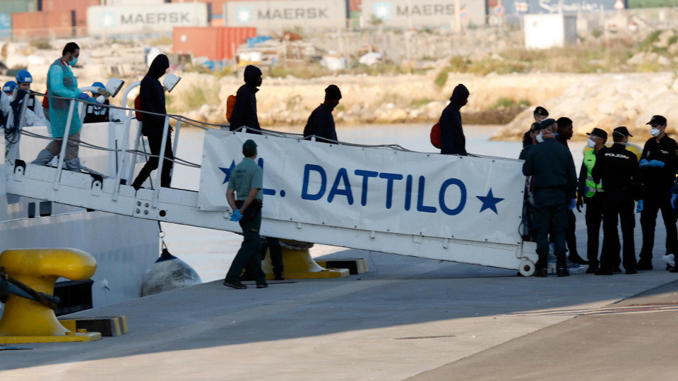 Algunos migrantes bajando del Dattilo. JUAN CARLOS CÁRDENAS (EFE)
