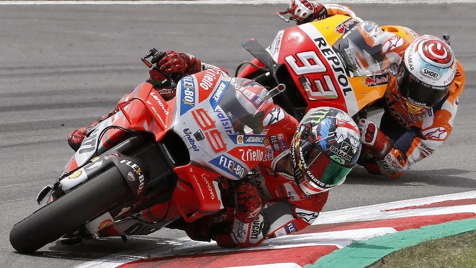 Jorge Lorenzo, con Marc Márquez a su espalda, en los primeros compases de la carrera. ANDREU DALMAU (EFE)