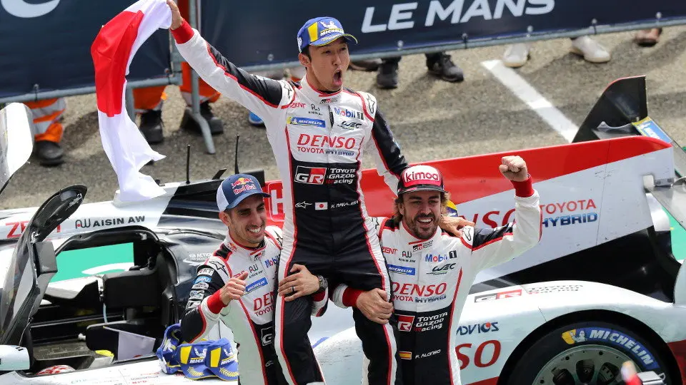 Sebastien Buemi, Kazuki Nakajima y Fernando Alonso, tras la victoria. EDDY LEMAISTRE (EFE)