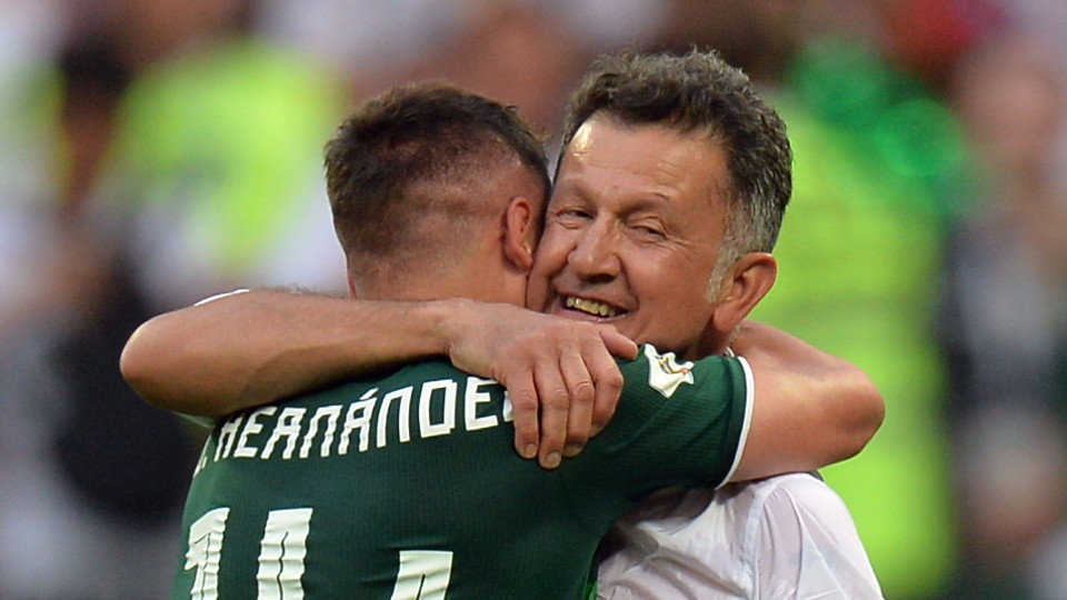 Chicharito abraza a Osorio tras el partido. PETER POWELL (EFE)