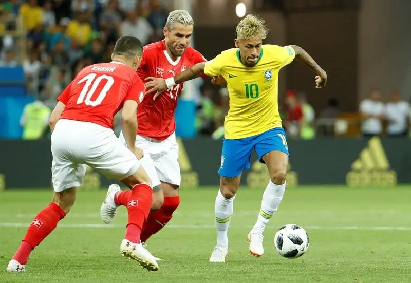 Neymar avanza con el esférico en un lance del Brasil-Suiza. SHAWN THEW