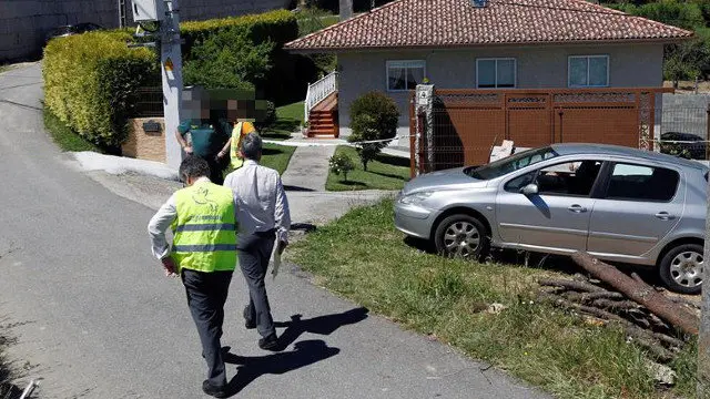Agentes en las inmediaciones de la casa de O Porriño donde ha sido encontrado el matrimonio sin vida. SALVADOR SAS