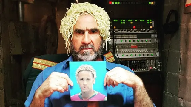 Eric Cantona, con espaguetis en la cabeza y la foto de Neymar. INSTAGRAM