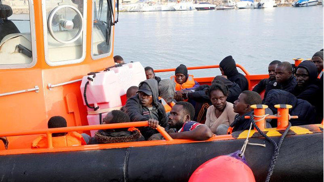 Inmigrantes de origen subsahariano que han sido rescatados este lunes por Salvamento Marítimo cuando navegaban en una patera en el Mar de Alborán, entre ellos una bebé. F.G. GUERRERO (EFE)