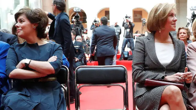 Sáenz de Santamaría y Cospedal en la icónica foto del Dos de Mayo que fue portada de varios medios por su valor simbólico. CHEMA MOYA