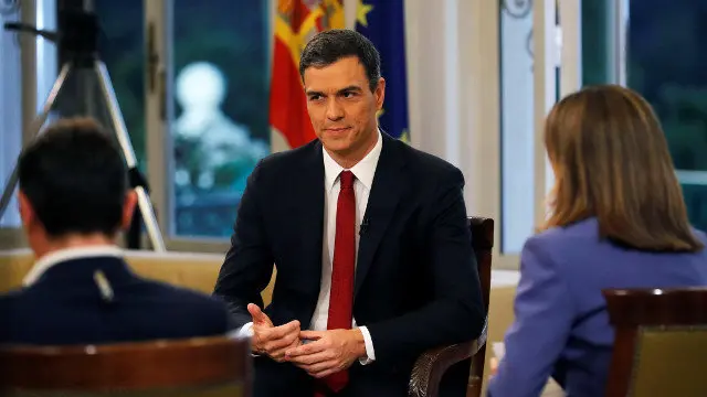 Pedro Sanchez, ante Ana Blanco y Sergio Martín, durante la entrevista. JUANJO MARTÍN
