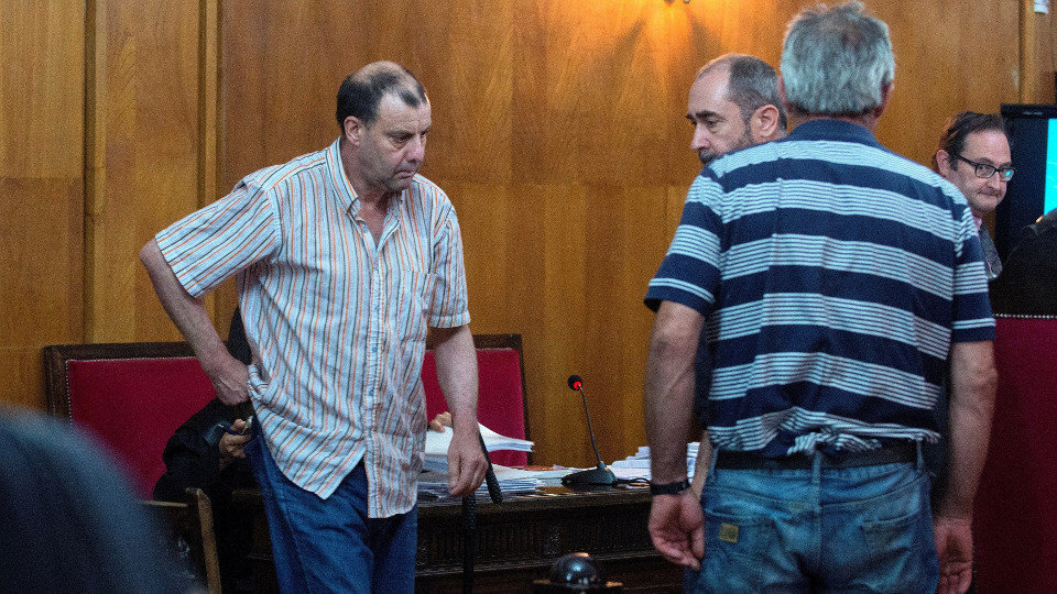 Los dos acusados del crimen de Santoalla durante la segunda sesión del juicio. BRAIS LORENZO (EFE)
