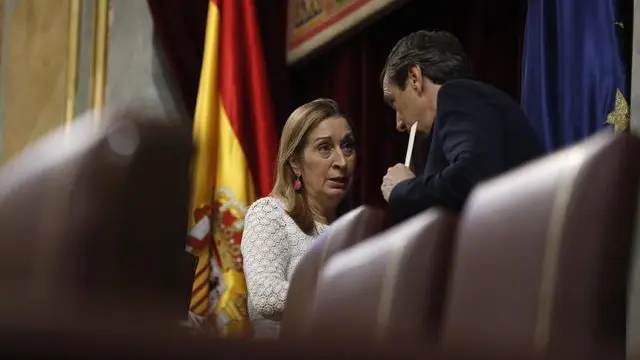 La presidenta del Congreso, Ana Pastor, conversa con el portavoz del PP, Rafael Hernando. JAVIER LIZÓN (EFE)