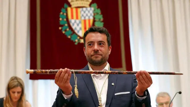 Álex Pastor, con el bastón de mando tras salir adelante la moción de censura en Badalona. ALEJANDRO GARCÍA (EFE)