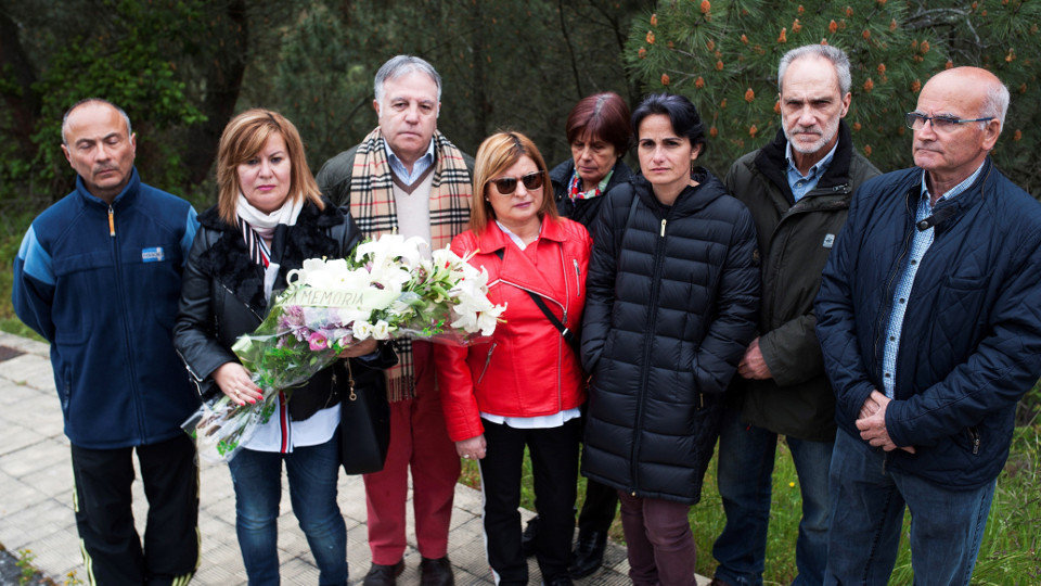 Familares de Socorro Pérez durante la ofrenda floral que han realizado el pasado mes de mayo en el lugar en el que apareció el cuerpo. BRAIS LORENZO (EFE)