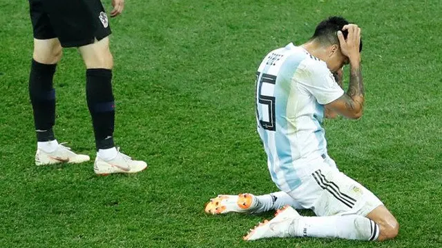 Enzo Pérez se lamenta de la ocasión fallada. EFE