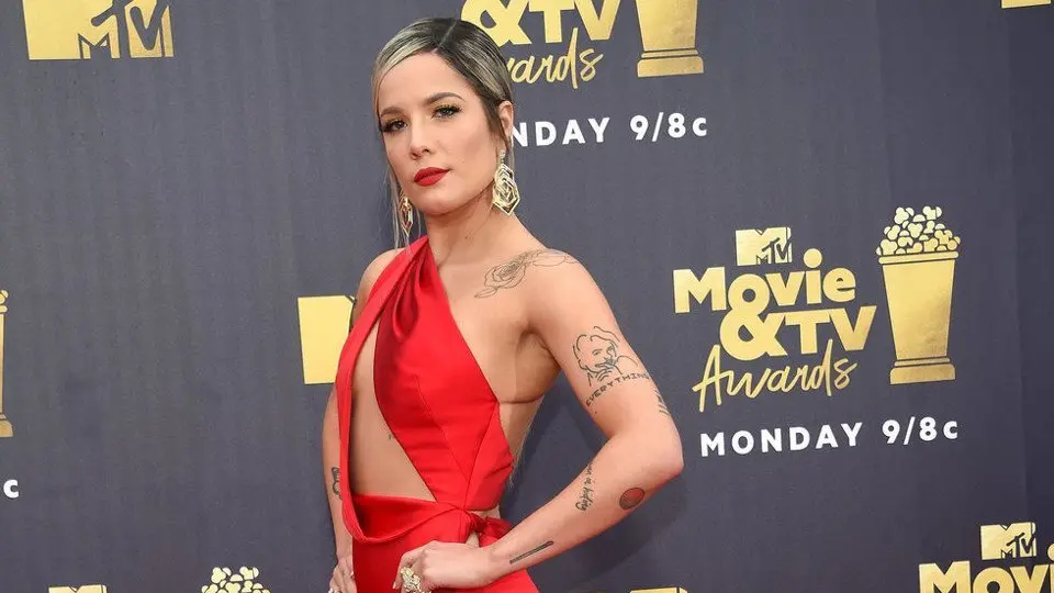 La cantante Halsey fue una de las mejor vestidas de la gala