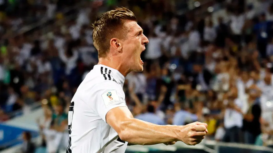 Toni Kroos celebra un gol. RONALD WITTEK (EFE)