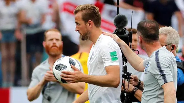 Kane, autor de tres goles, se llevó el balón tras el partido. EFE