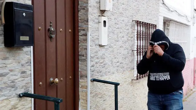 Un hombre accede con la cara tapada al domicilio de uno de los integrantes de La Manada. EFE