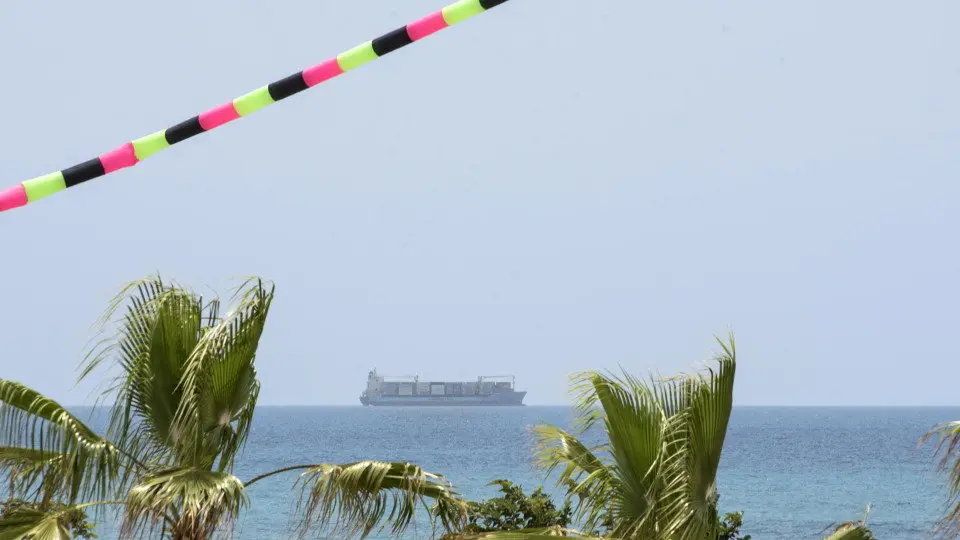 Buque de carga danés Alexander Maersk con migrantes rescatados. Santino Galazzo EFE / EPA