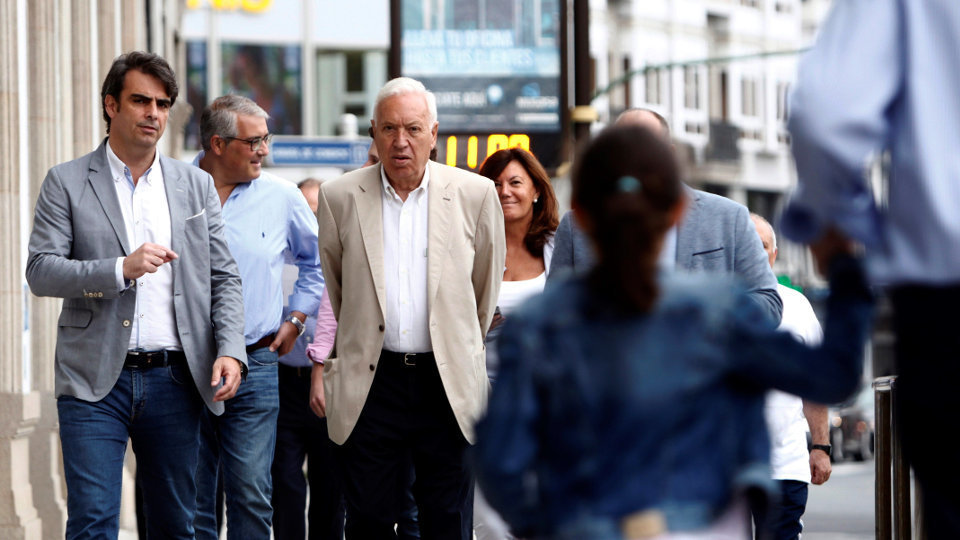 El candidato a la Presidencia del Partido Popular José Manuel García-Margallo, pasea en A Coruña junto al presidente provincial del PP, Diego Calvo.CABALAR (Efe)