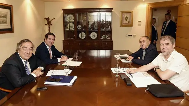 Los presidentes de CEOE y de Cepyme, Juan Rosell y Antonio Garamendi, y los secretarios generales de UGT y CC OO, Pepe Álvarez y Unai Sordo, este lunes. FERNANDO VILLAR (EFE)