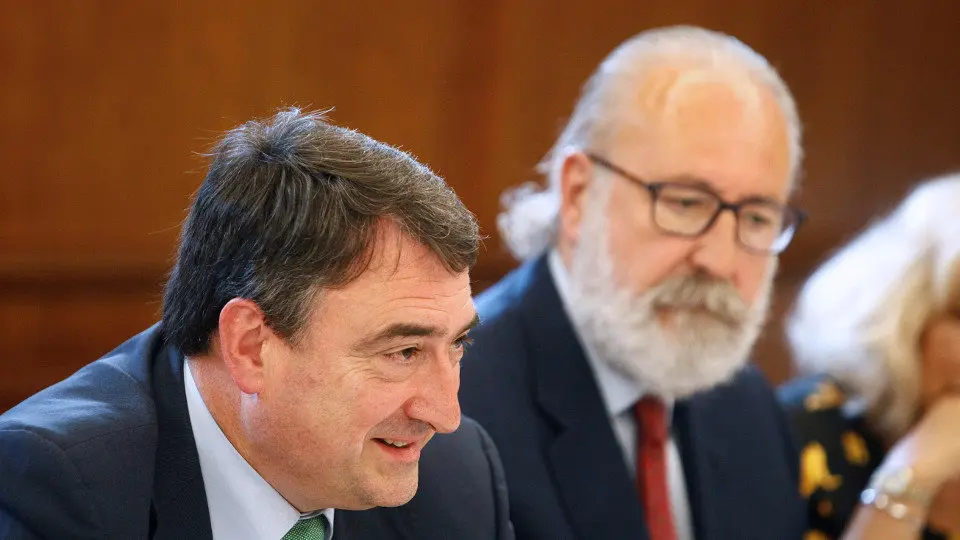 Aitor Esteban, con empresarios en A Coruña. EFE