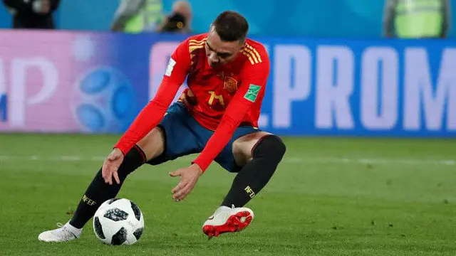 Aspas recoge el balón para celebrar su gol tras confirmar el VAR que era válido. JAVIER ETXEZARRETA