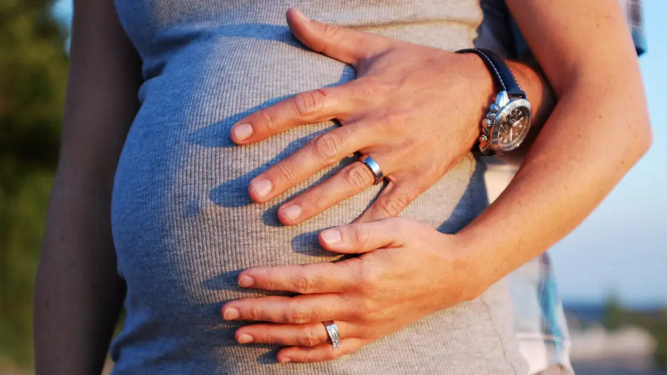 Una pareja espera a su hijo. EP