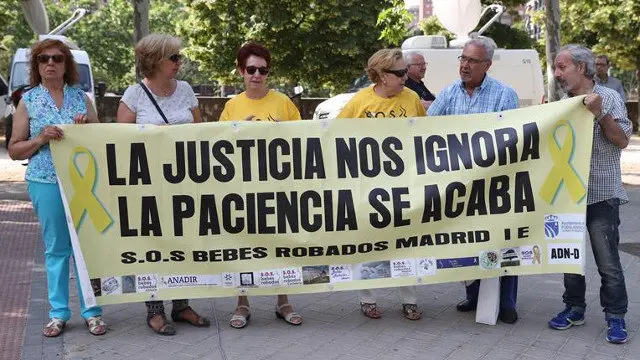 Protesta por los casos de bebés robados. J.J.GUILLÉN (EFE)