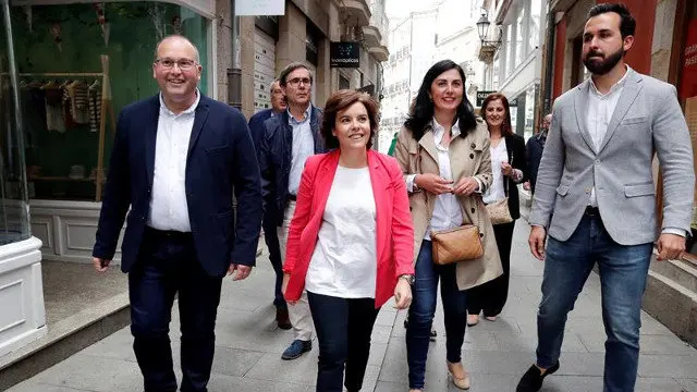 Soraya Sáenz de Santamaría, en Lugo, con Miguel Tellado, Enrique Rozas, Elena Candia y Antonio Ameijide. ELISEO TRIGO (EFE)