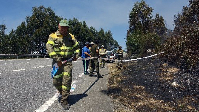 Varios agentes forestales trabajan en la extinción de un fuego de Cotobade. ARCHIVO