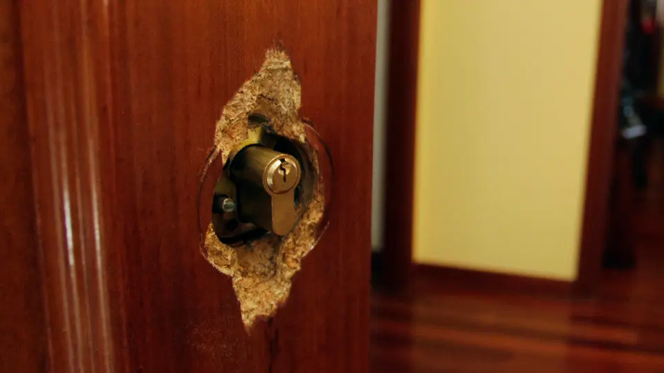 Una puerta forzada tras un robo producido en la provincia pontevedresa. ADP