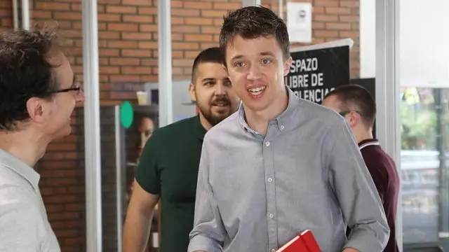 Errejón, a su llegada a la Facultad de CC Políticas y Sociales de la USC. XOÁN REY