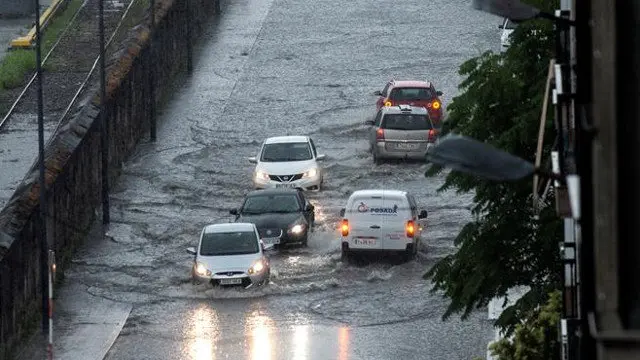 Una calle inundada en Ourense. BRAIS LORENZO (EFE)