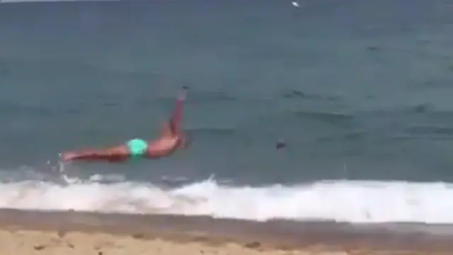 Momento en el que el bañista procede a tirarse al agua. TWITTER (@gonnassau)