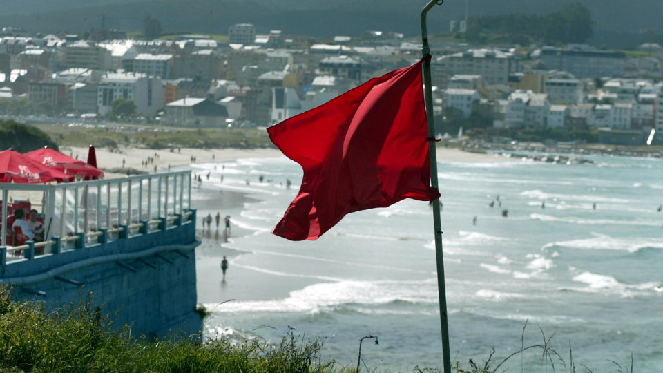 Bandera roja en la playa de Altar, en Barreiros. ROY FERNÁNDEZ