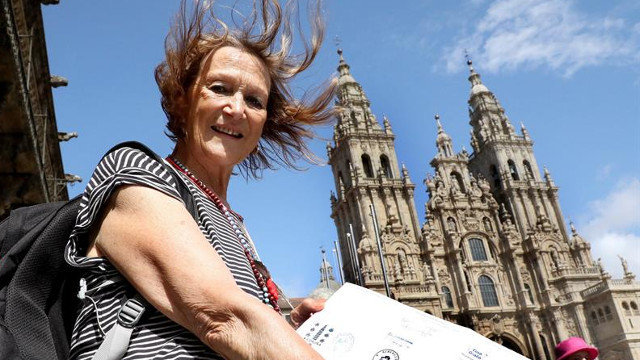 Julia Baird, con la catedral de Santiago al fondo. XOÁN REY (EFE)