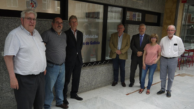 Junta directiva del Colegio de Químicos de Galicia ante la nueva sede, en Santiago.EP