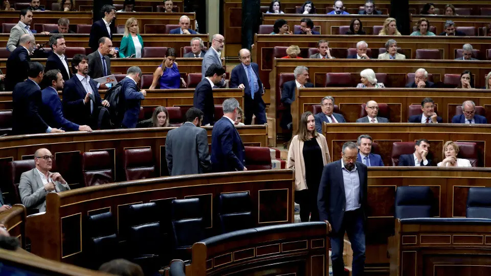 Los diputados de Ciudadanos abandonan el hemiciclo durante el segundo pleno extraordinario del Congreso para renovar la cúpula de RTVE. JUAN CARLOS HIDALGO (EFE)